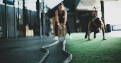 Zwei Personen trainieren im Fitnessstudio