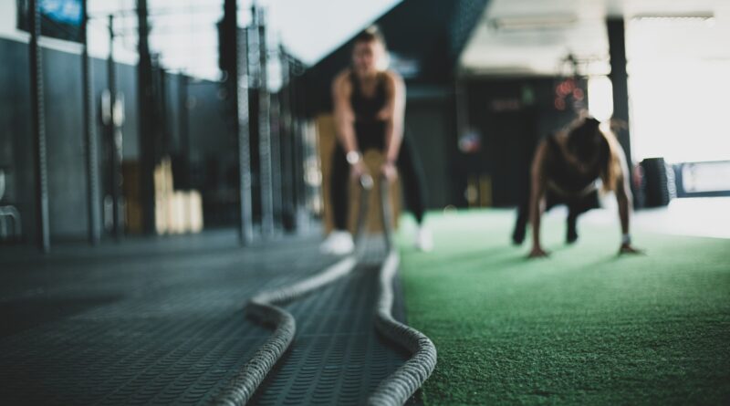 Zwei Personen trainieren im Fitnessstudio